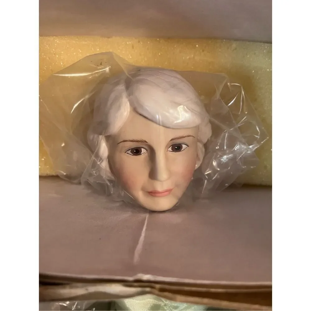 FIRST LADY COLLECTION PORCELAIN DOLL Lou Hoover (7832)